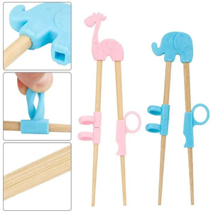 Ayudante de palillos de aprendizaje y entrenamiento de bebés y niños de madera reutilizable de animales de dibujos animados. Adecuado para bebés principiantes. - Product Image 3