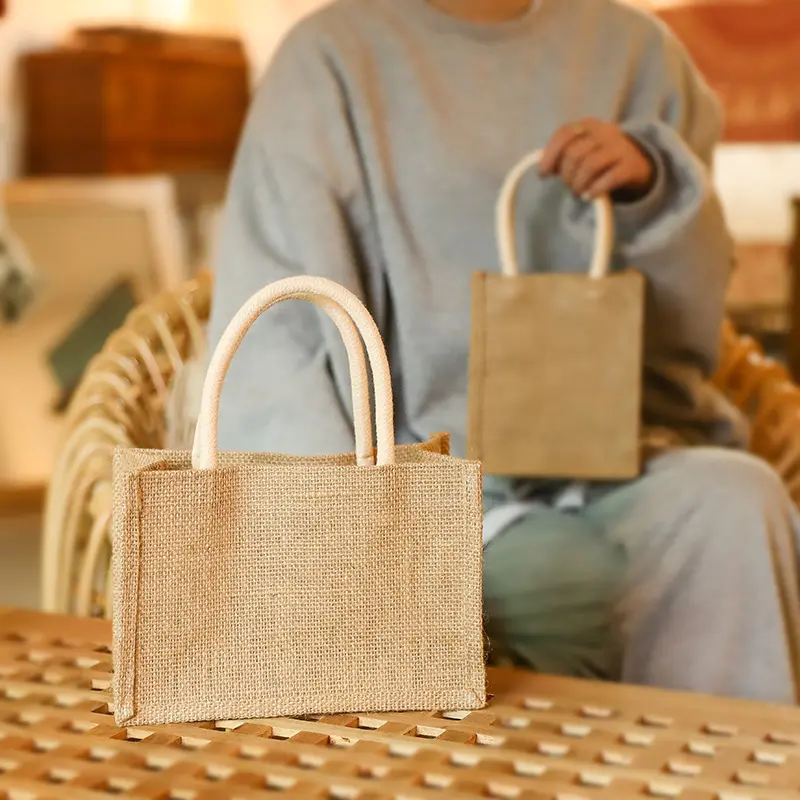 黄麻布の茶色のショッピングバッグハンドバッグ耐久性のある市場バッグギフト付きミニトートガニージュートバッグ結婚式の小麦用