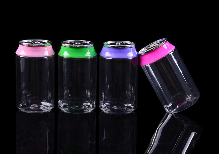 Bouteille claire avec des couvercles de couleur aléatoire