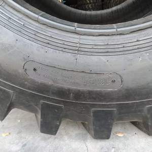 コンバインタイヤ<span class=keywords><strong>800</strong></span>/65R32 30.5L-32農業用機械式タイヤランバリング機械式トランスポータータイヤ