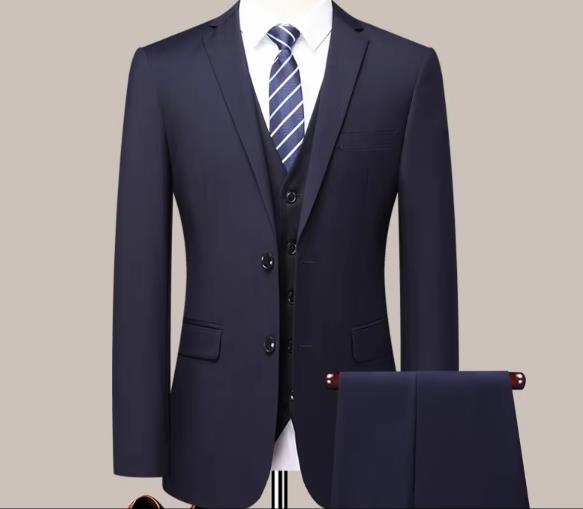 Ensemble veste et pantalon bleu marine à deux boutons.