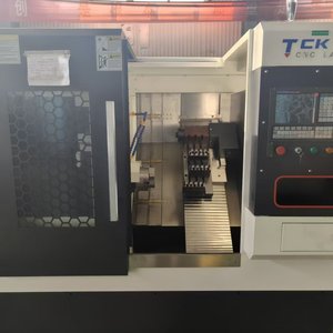 TCK40 Linear Guideway Slant Bed Torno CNC con mandril hidráulico 8-Tool Torreta C-Axis Bar Feeder - Product Image 4