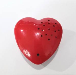 Scatola musicale portatile a forma di cuore rosso per giocattoli di peluche e bambola - Product Image 1