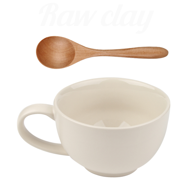 Tasse blanche avec cuillère