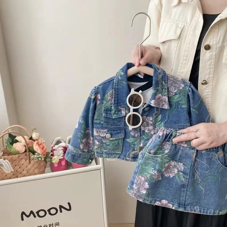 Setelan denim anak perempuan, dua potong mantel denim motif bunga lucu modis musim gugur/musim dingin 2024