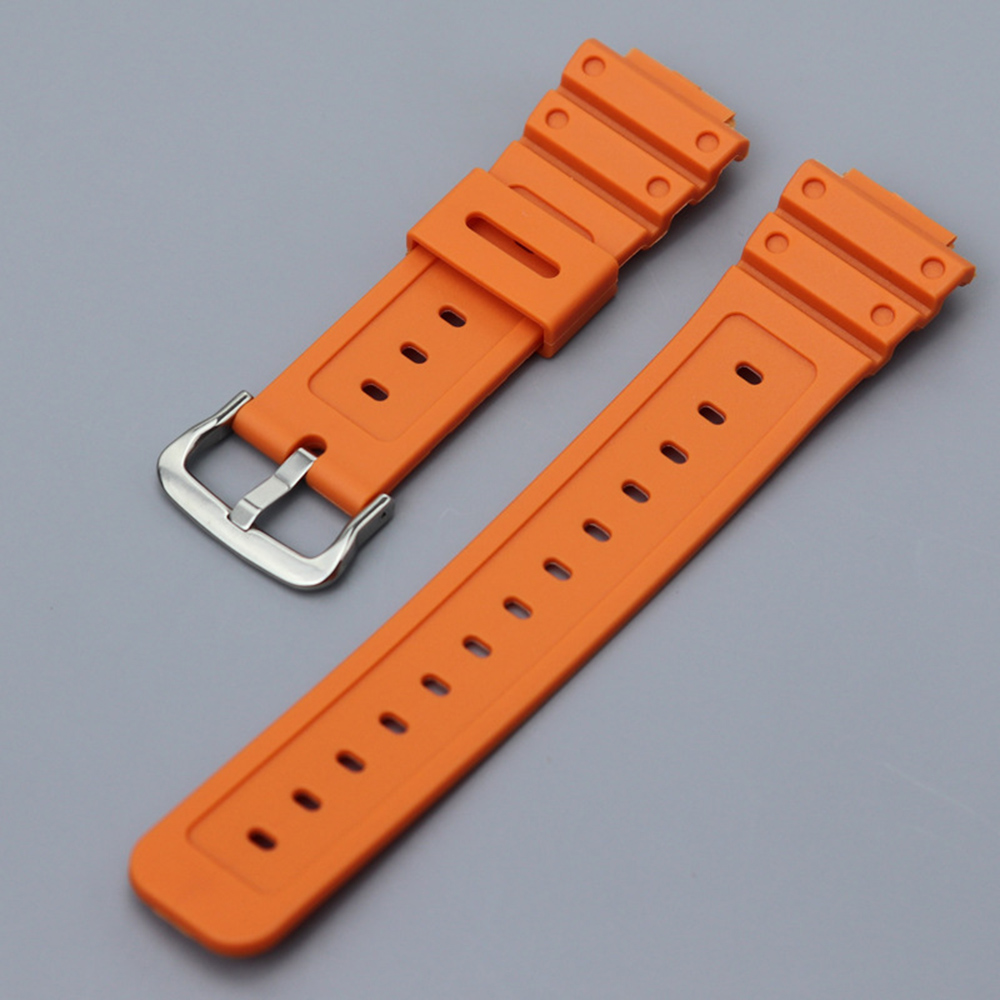 Naranja con hebilla plateada.