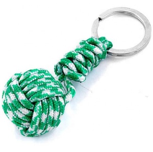 黑色和白色迷彩猴子拳头手工室外 paracord 猴子拳头钥匙扣