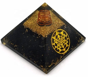 Pyramide d'orgone en tourmaline noire avec logo Sri Yantra, artisanat en pierre semi-précieuse d'Inde pour la protection et la décoration élégante - Product Image 1