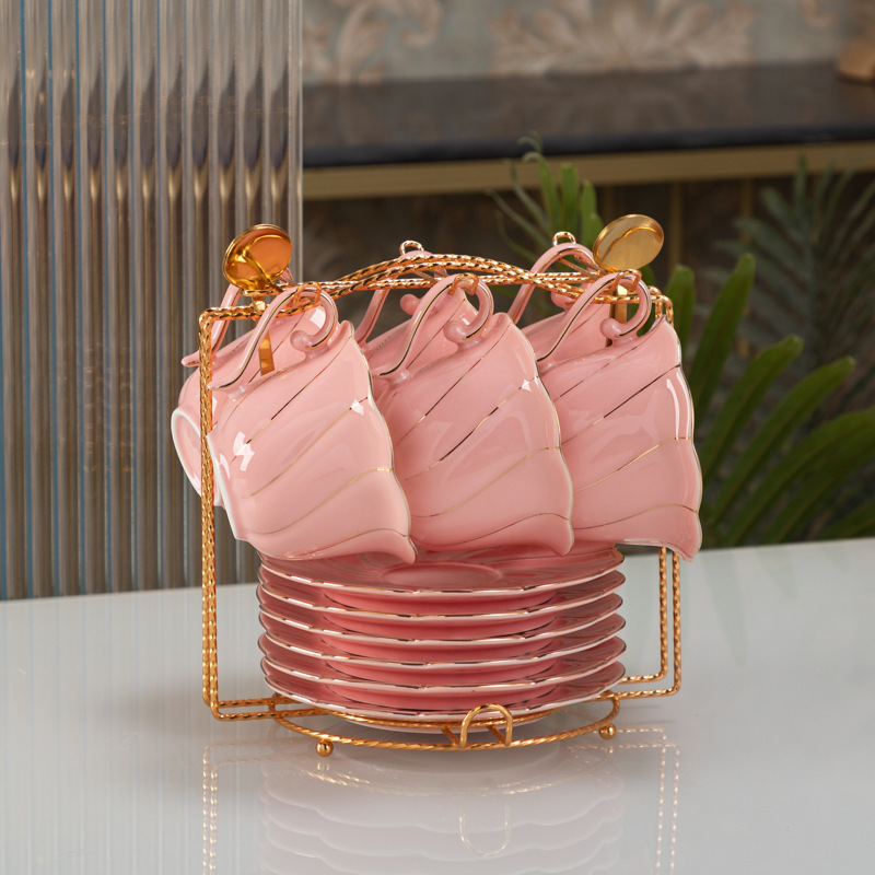 6 tasses, 6 assiettes, 1 plateau doré, rose