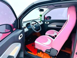 2022 yılında üretilen Chery <span class=keywords><strong>QQ</strong></span> dondurma, 170 kilometre boyunca sürüldüğünde tek bir şarjla 10,000 kilometre aralığa sahiptir.