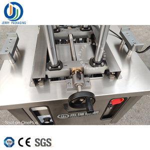 Tappatrice a vite della bottiglia del tappo della pompa del grilletto del tappatore in linea Semi automatica a quattro ruote - Product Image 4