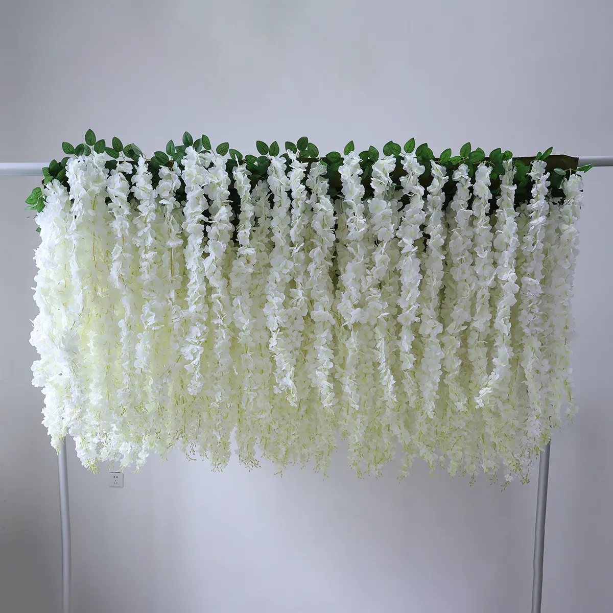 Fiore di glicine di seta lungo bianco del contesto della parete del fiore artificiale di nuovo disegno per la decorazione di nozze