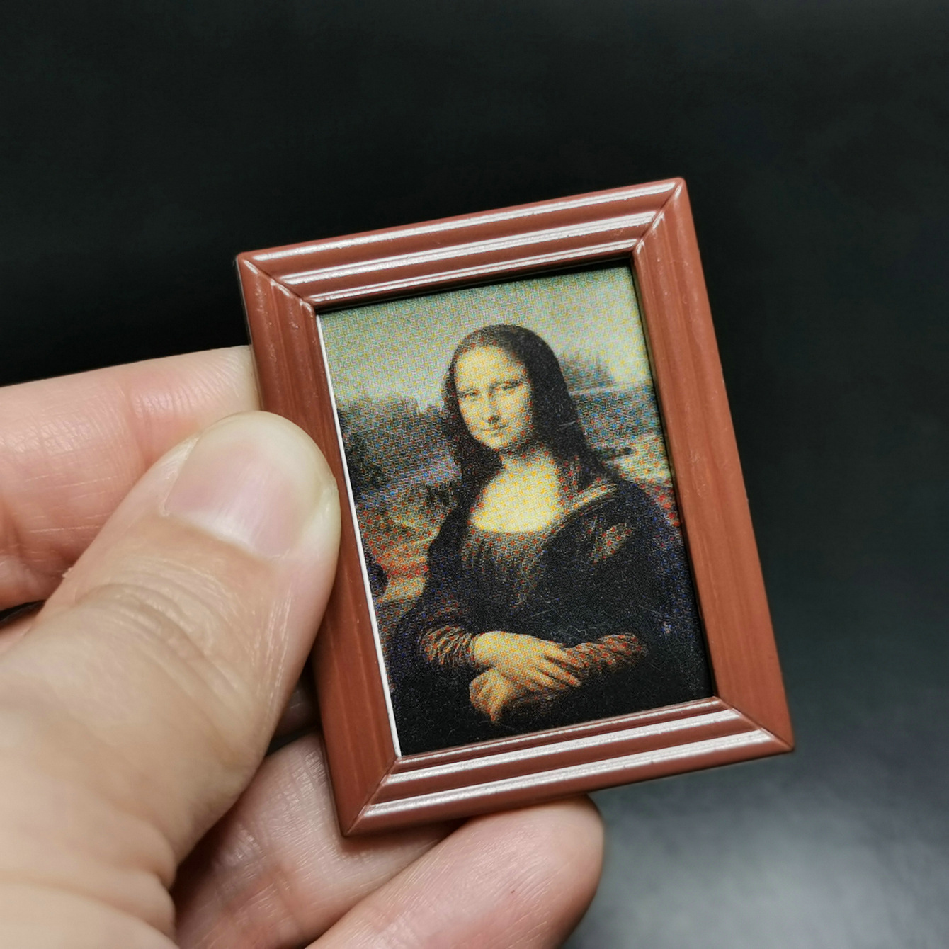 Mona Lisa colorida en un marco marrón