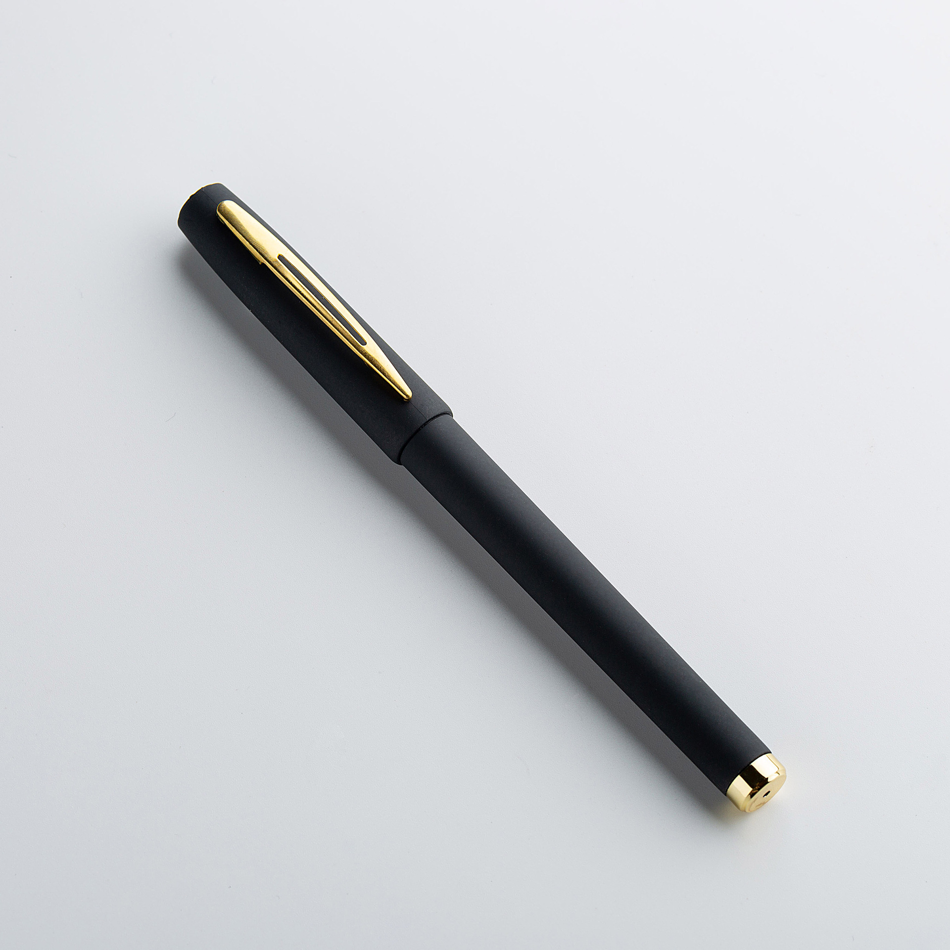 Capuchon de stylo doré (encre noire)