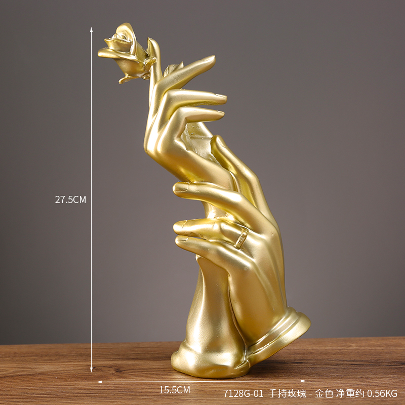 Sosteniendo una rosa (oro)