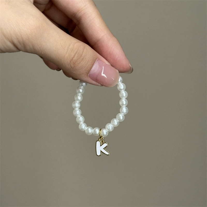 Collar de perlas con letra "K"