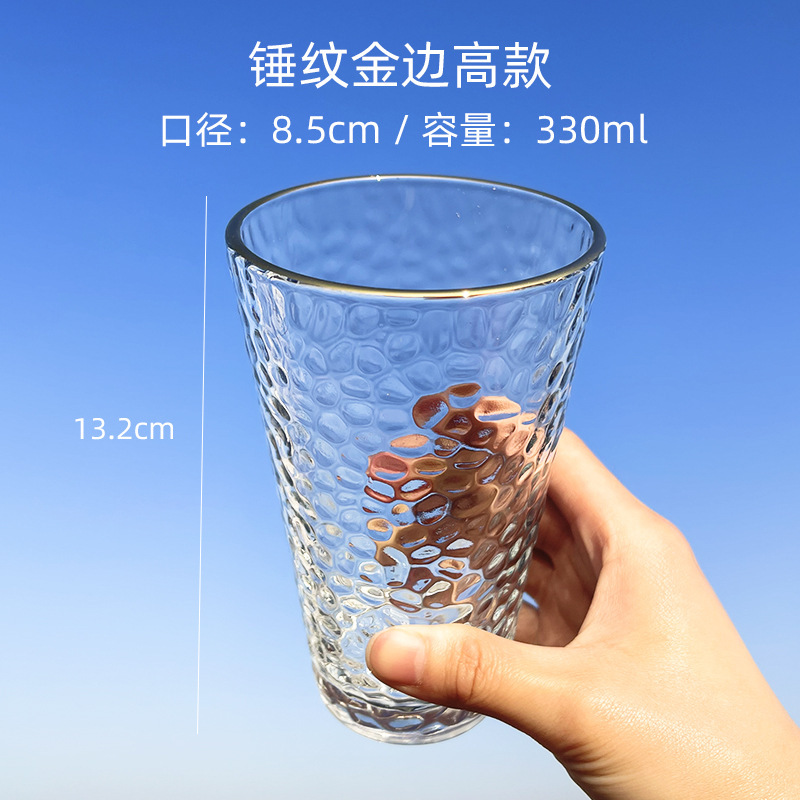 Un grand verre avec un bord doré martelé