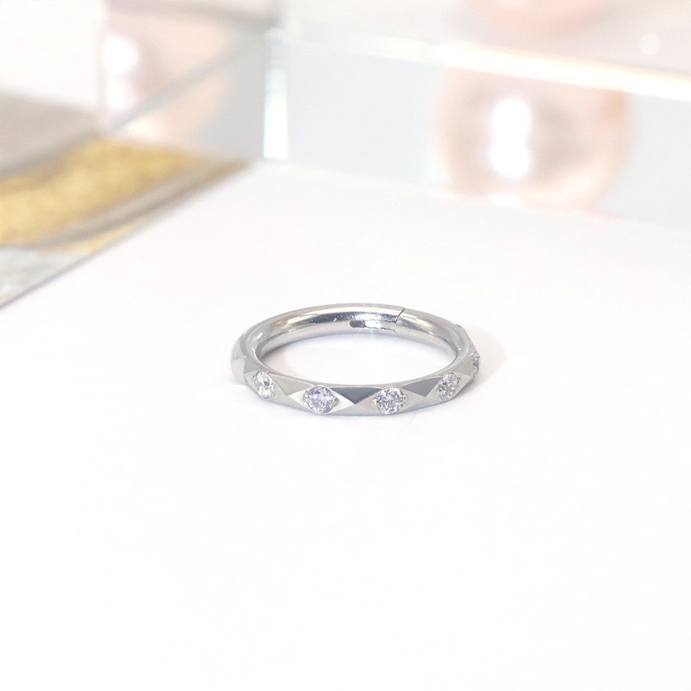Serti de diamants couleur acier