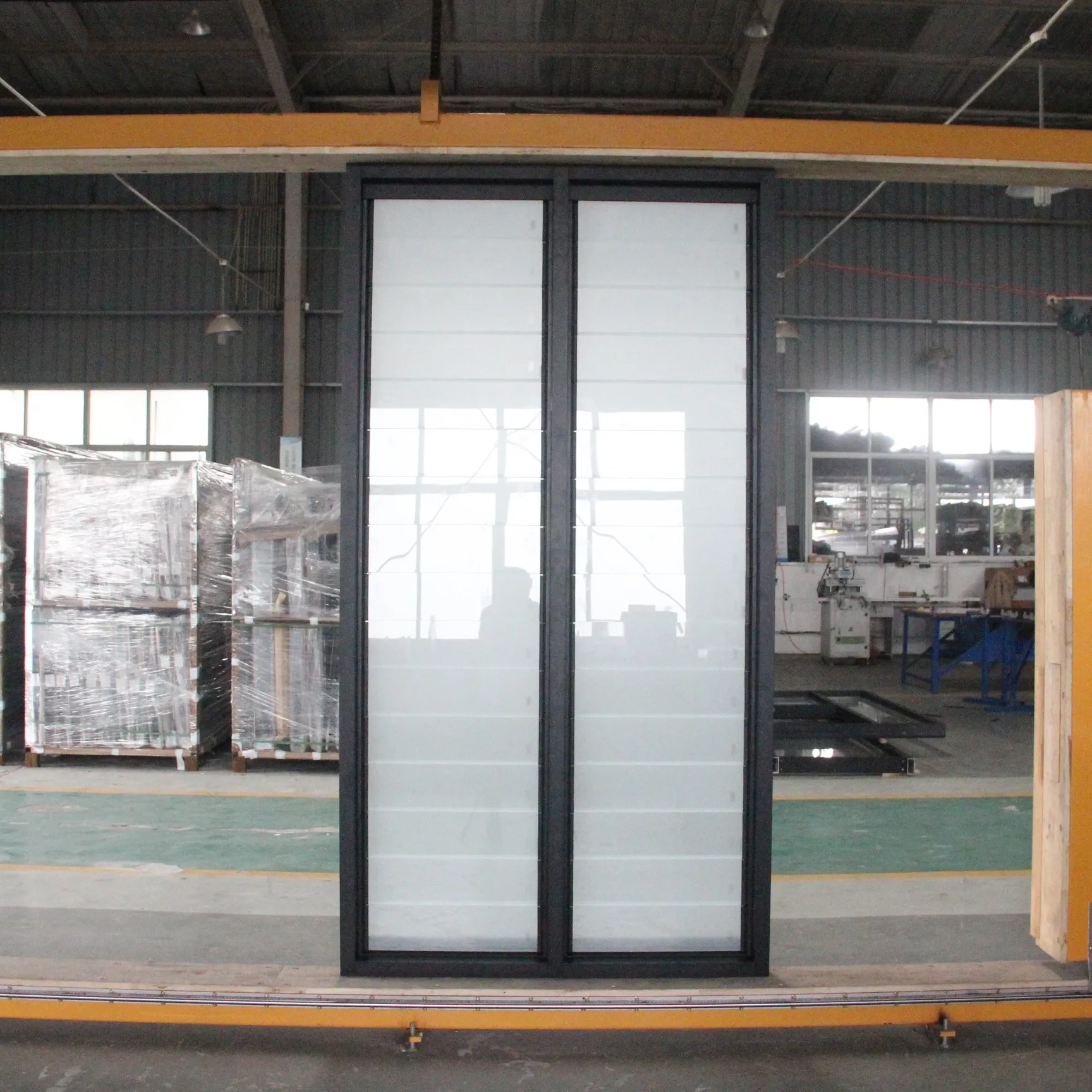 مصاريع نوافذ من الألومنيوم الدوارة على شكل باب من الزجاج المصنوع من الألومنيوم في الصين