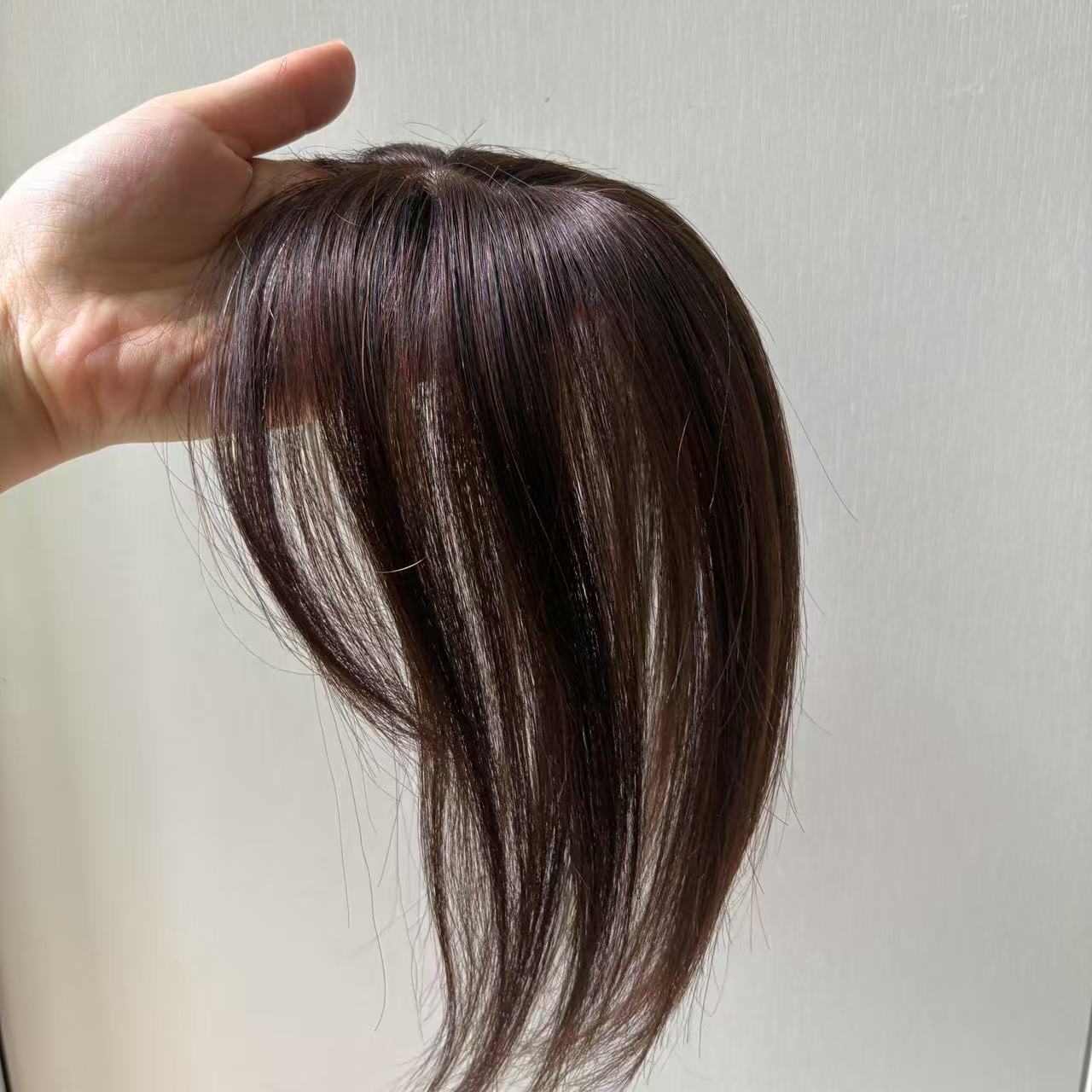 Brun foncé avec une frange