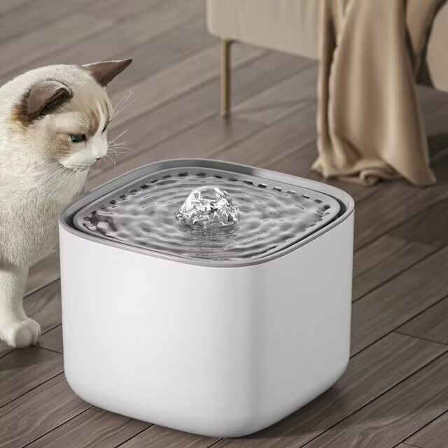 Fuente de agua blanca para mascotas