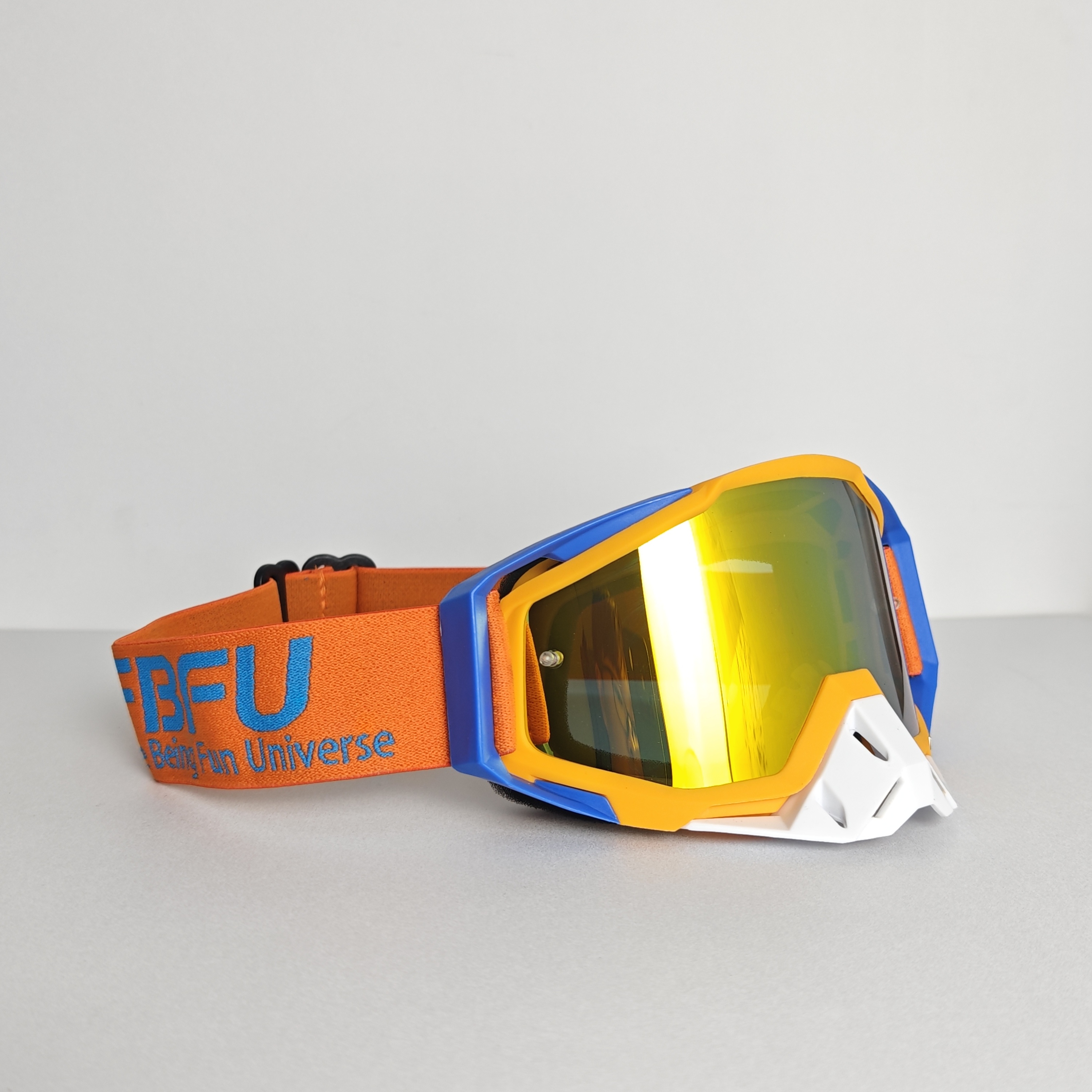 Lunettes rouges encadrées bleu orange