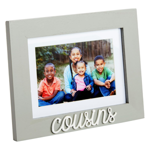 "Cousins" kelime eki ve beyaz eğimli Mat, gri çerçeve 9x0.5x7.1 in ile 4x6 ve 5x7 fotoğraflar için aile resim çerçevesi - Product Image 1