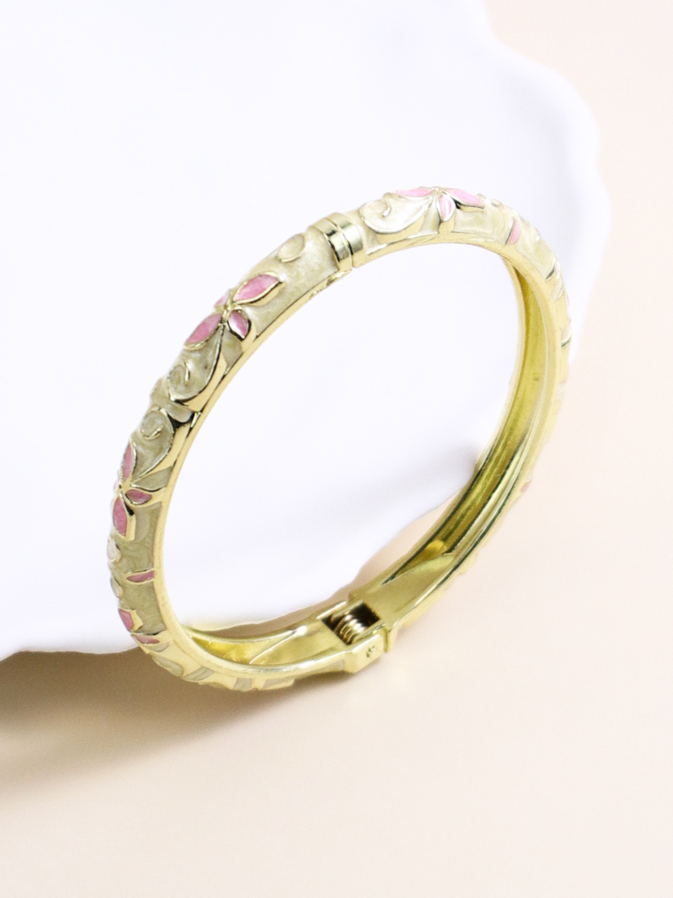 Four-leaf clover-beige oval