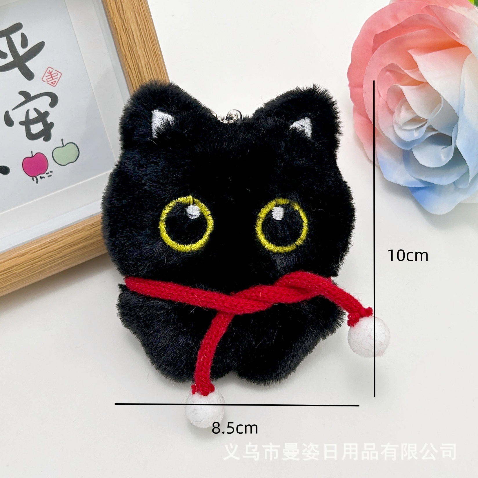 gato negro, cuerpo rojo, bufanda negra, collar de cuentas chirriantes