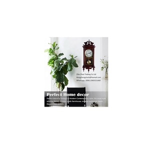 Westbury Chiming Pendulum Wanduhr 62,5 cm klassischer Stil. Schwarze Stunden- und Minutenzeiger passen den Ziffern