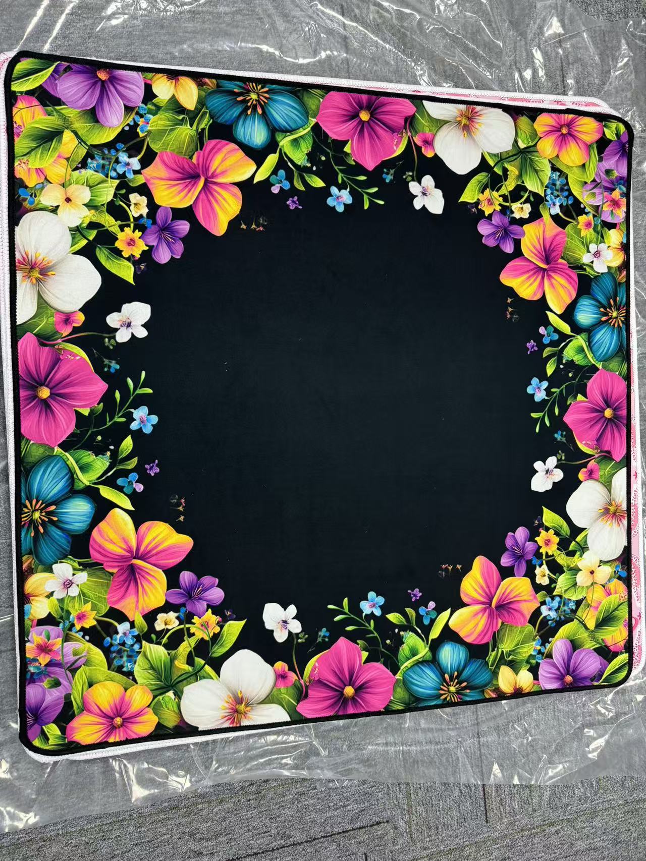 Fond noir, bordure florale mixte et colorée imprimée