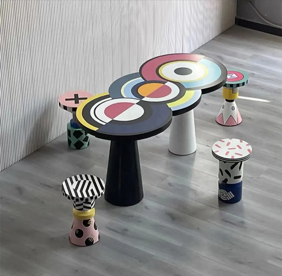 북유럽 모던 크리에이티브 커피 테이블, 기하학적 낮은 스툴, 만화 손으로 그린 패턴 거실 사이드 테이블