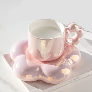 グラデーションパールシェル絶妙なカップと花の形のハンドル北欧の磁器ロイヤルセラミック装飾ティーカップとぽっちゃりソーサー - Product Image 1