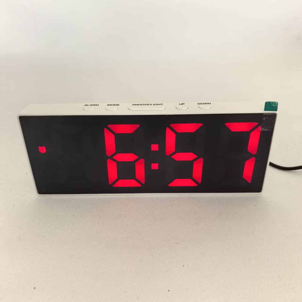 Carcasa blanca, superficie negra + luz roja