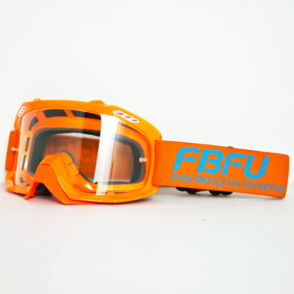 Gafas transparentes con montura naranja.