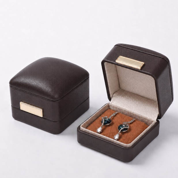 Boîte à boucles d'oreilles café