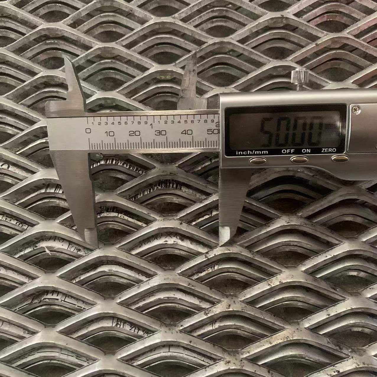 Forma de malla de diamante de malla de metal expandida recubierta de polvo de agujero