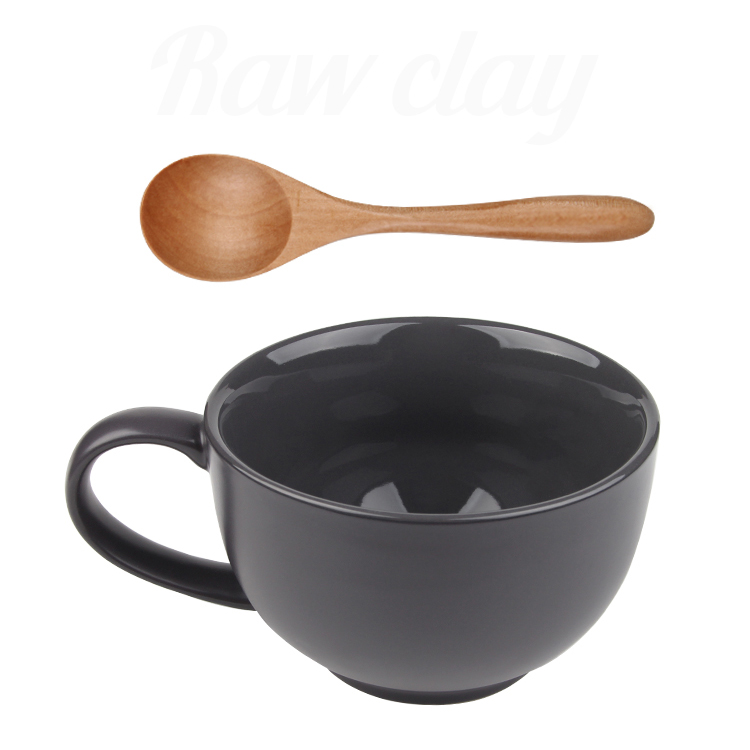 Tasse noire avec cuillère