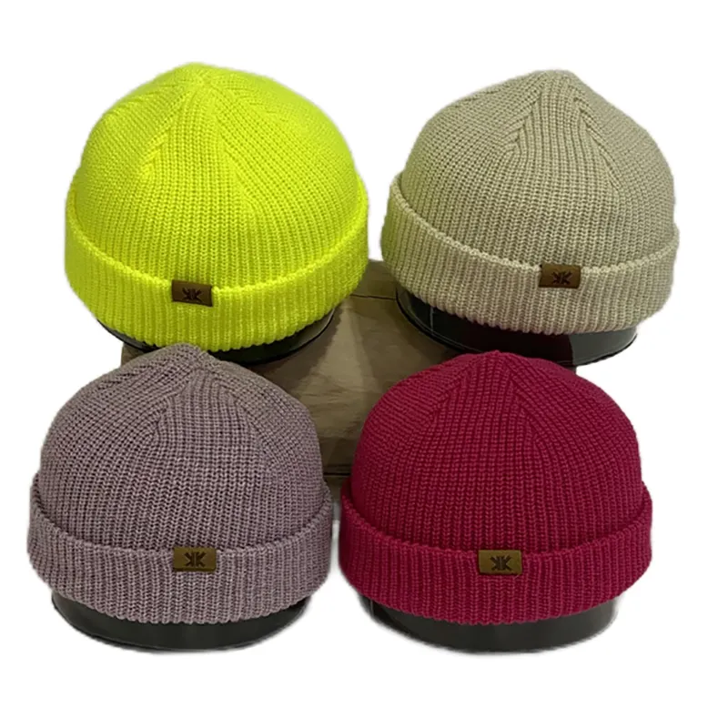 Bonnet en tricot à manchettes courtes avec écusson personnalisé de marque privée en gros Bonnet de pêcheur avec logo pour hommes