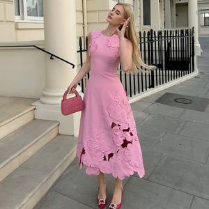 Элегантное розовое платье миди без рукавов с цветочными деталями, высококачественный дизайн для торжественных случаев, женское коктейльное платье - Product Image 2