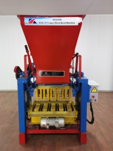 Máquina de fabricación de ladrillos de venta directa de fábrica. Moldes personalizados para producir ladrillos sólidos de cemento. Con tolva. Máquina para hacer bloques - Product Image 4