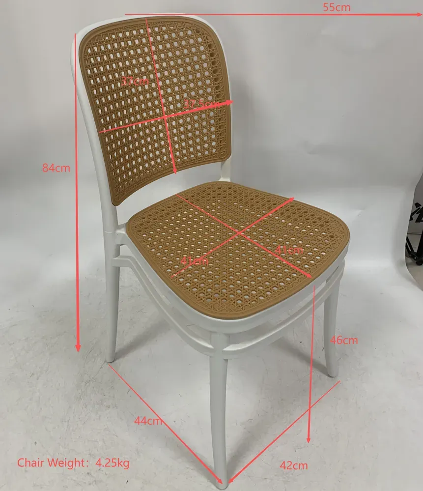 Sedia monoblocco in plastica con schienale in rattan