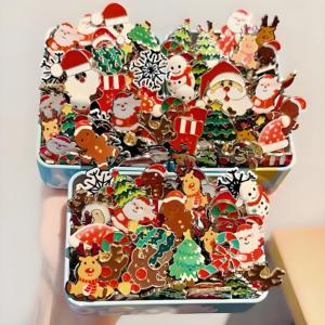 Özel Mix toptan yeni noel broş fotoğraf dekorasyon Pin sabit giyim aksesuarları hediye için sevimli karikatür rozeti - Product Image 1