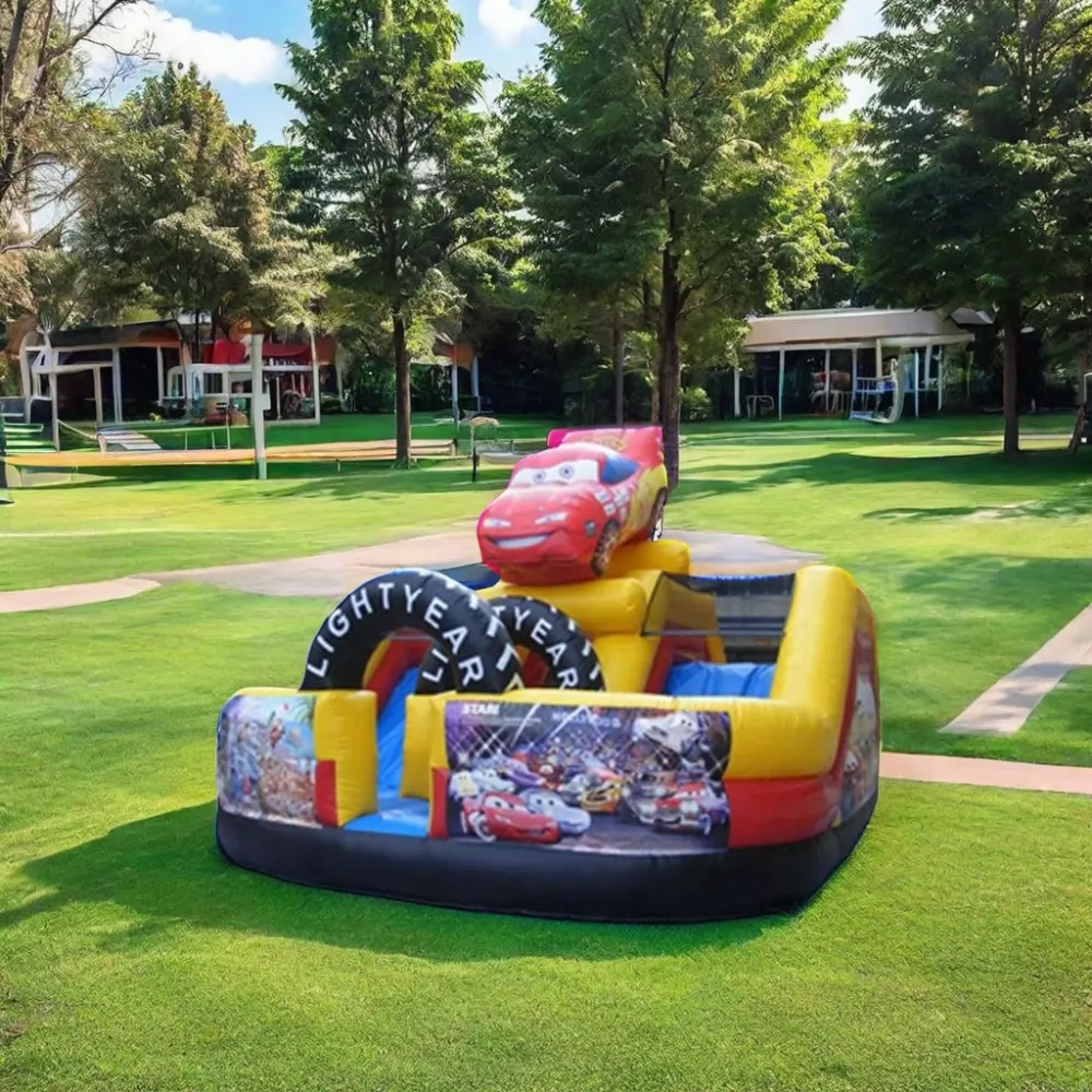Castillo de salto inflable con forma de coche a precio de fábrica con tobogán para niños
