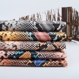 0,9 MM Python flor piel de serpiente estampado en relieve textura PU cuero Artificial para carteras bolsos tapicería fabricación