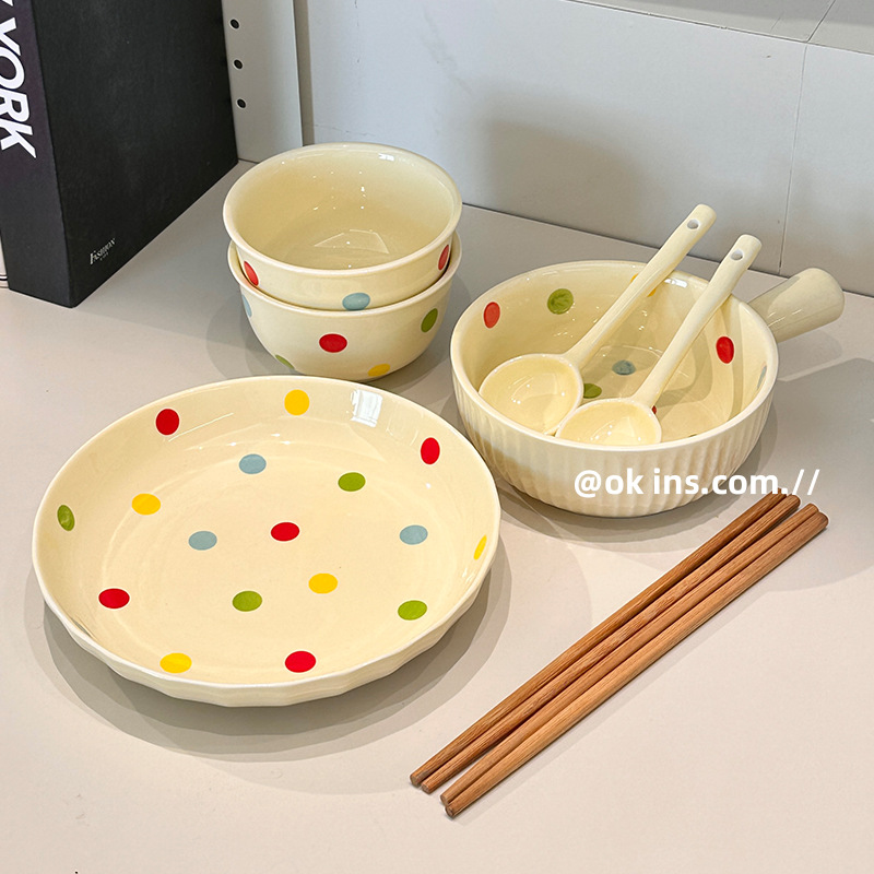 ชุดลายจุด 8 ชิ้นสำหรับ 2 ท่าน