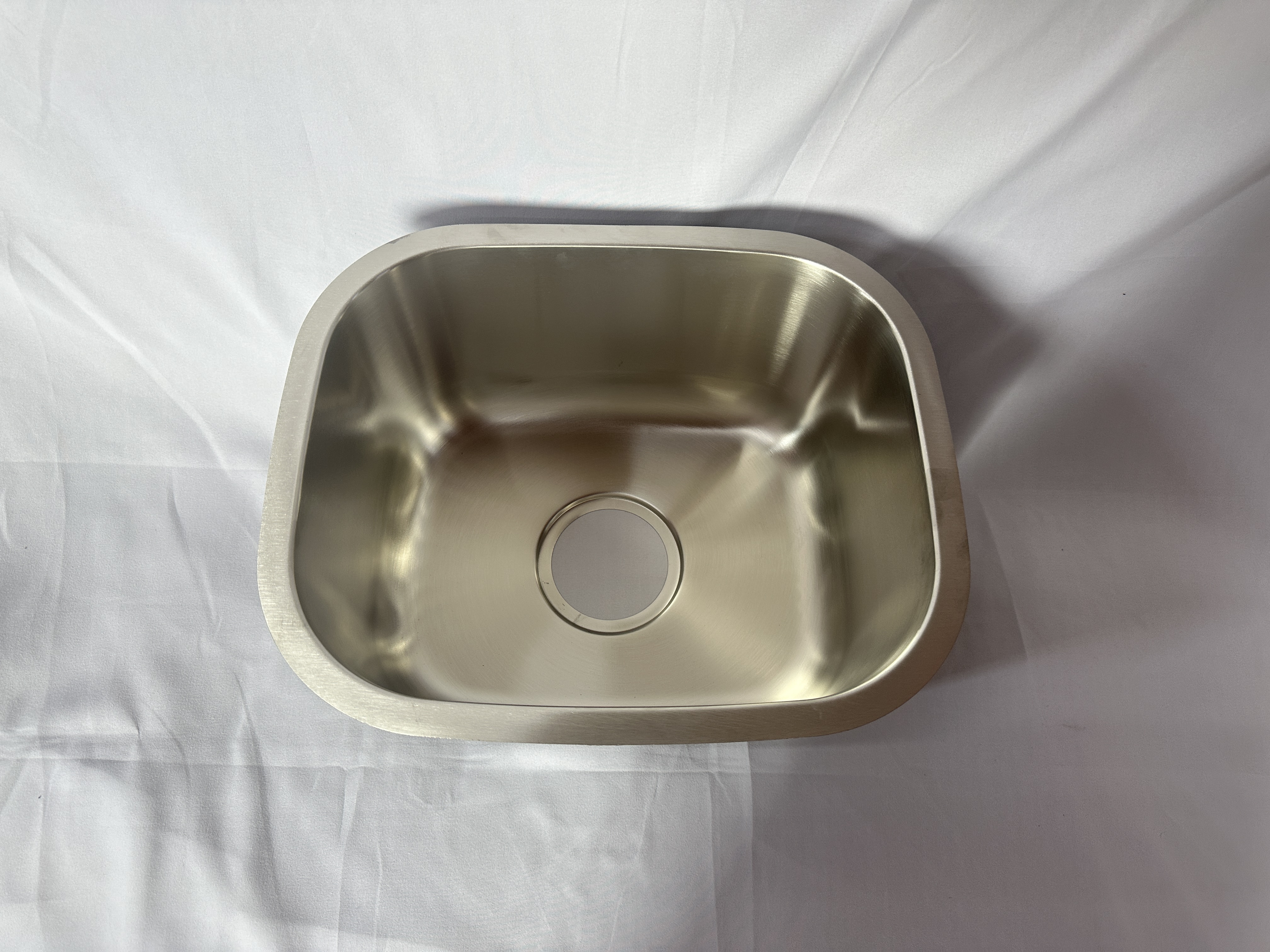 Small single basin under counter basin3832