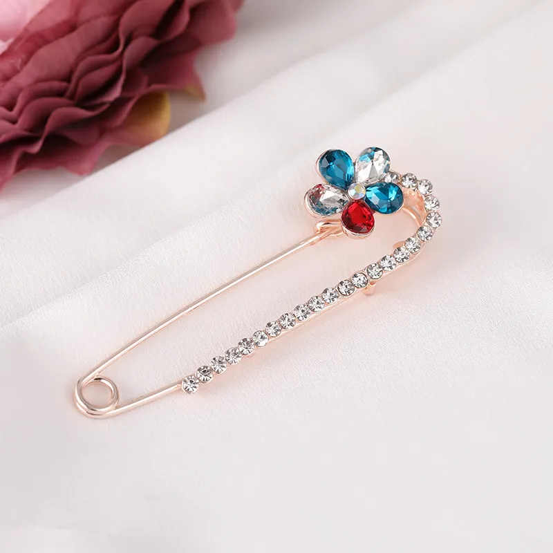 Moda barata duró cristal Flor de mariposa decorativo broche hijab pins para los accesorios del Partido de las muchachas