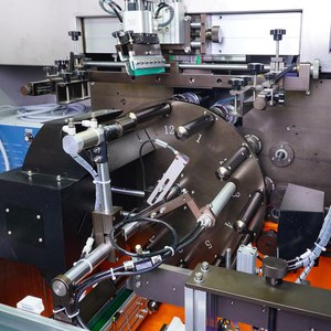 Высокоскоростная автоматическая линия для трафаретной печати с двумя печатающими головками и УФ-отверждения для трубок/шприцев/труб - Product Image 4