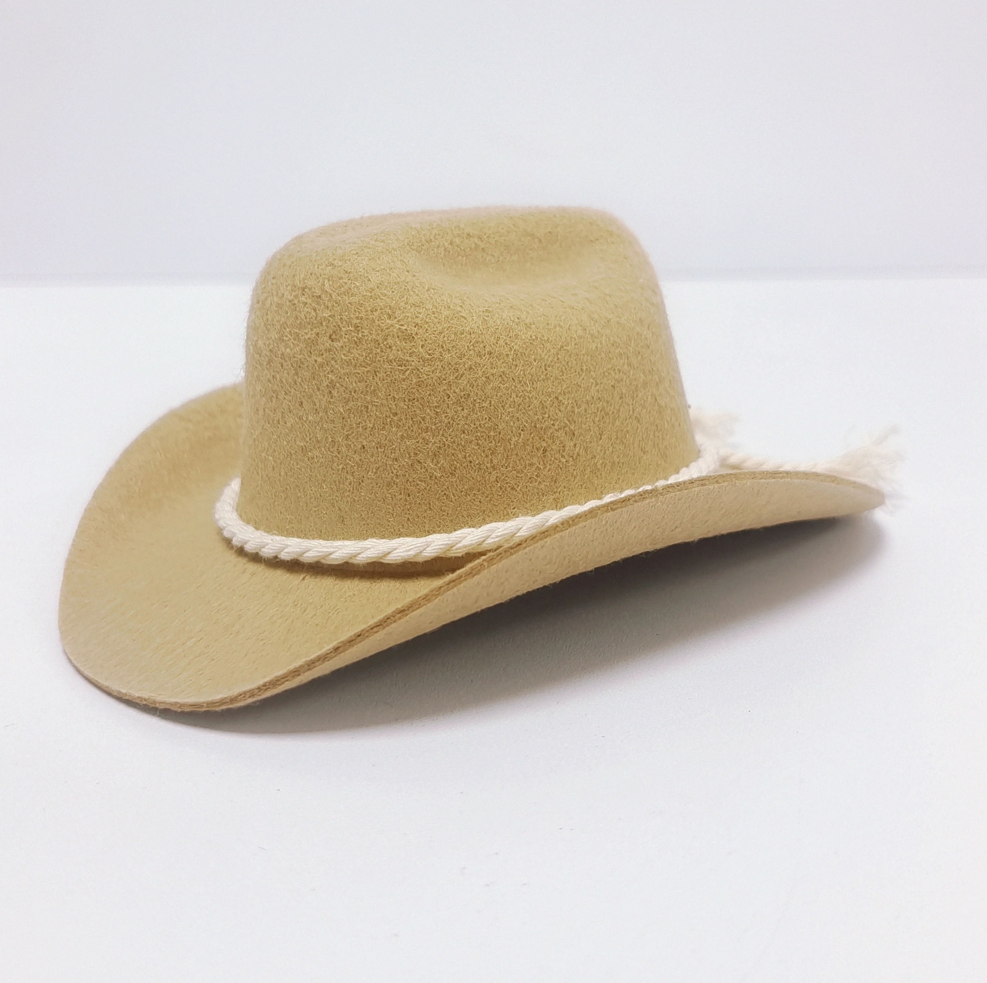 Casquette kaki en coton avec cordon de serrage.